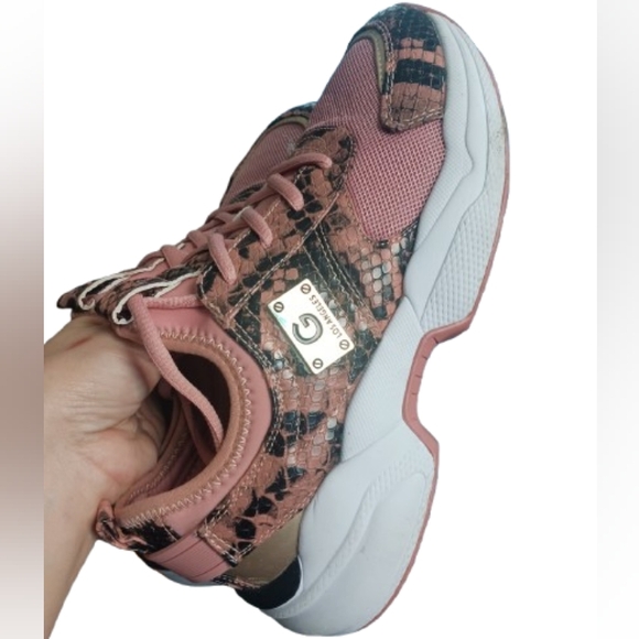 Guess GBG Women's Shoe Jimmy Lace-up Sneakers Pink Digital Camo Size 7M US - Picture 1 of 6